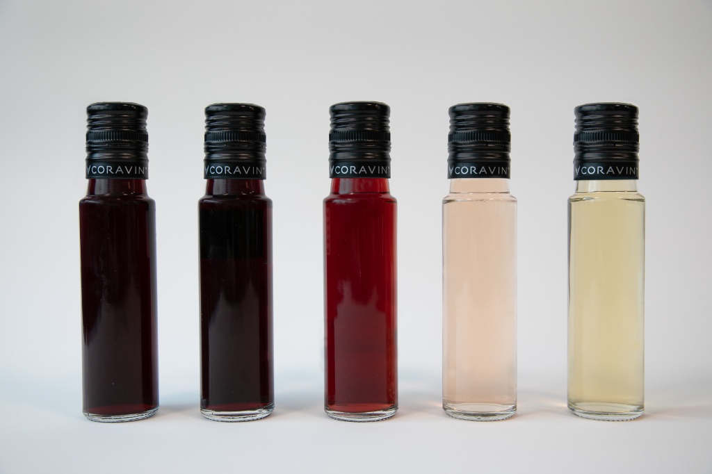 Cinque bottiglie mini da 100 ml di vino Somelì — rossi, rosato e bianco — con chiusura Coravin